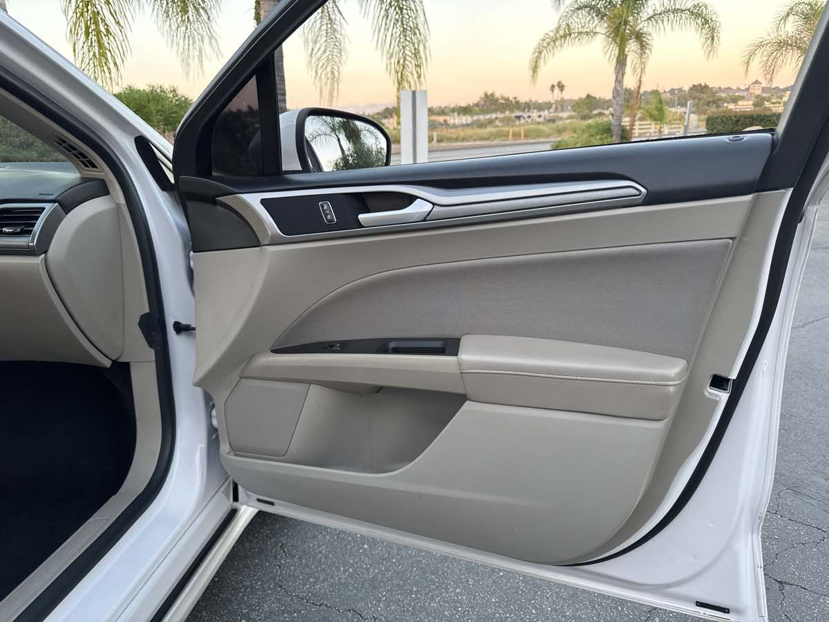 2020 Ford Fusion Hybrid SE photo 32