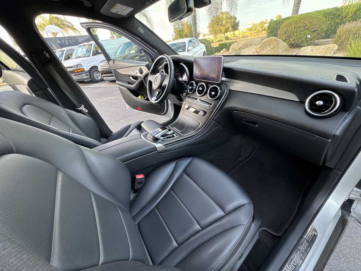 2019 Mercedes Benz GLC 300 photo 17