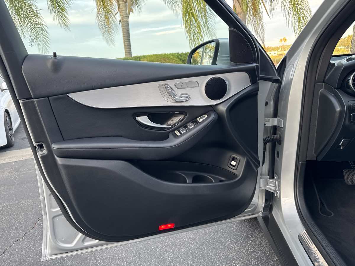 2019 Mercedes Benz GLC 300 photo 24