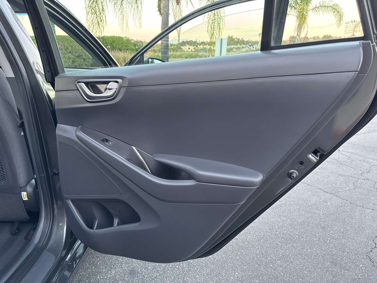 2021 Hyundai Ioniq Plug-In Hybrid SEL photo 38
