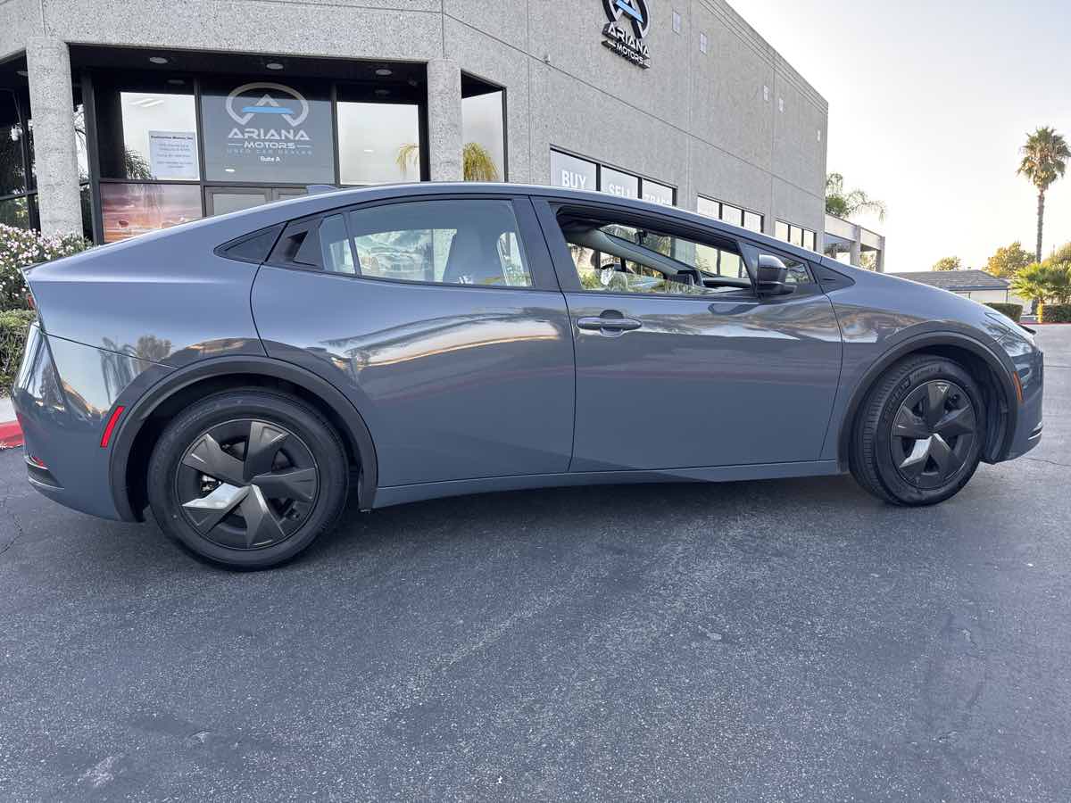 2024 Toyota Prius LE photo 8