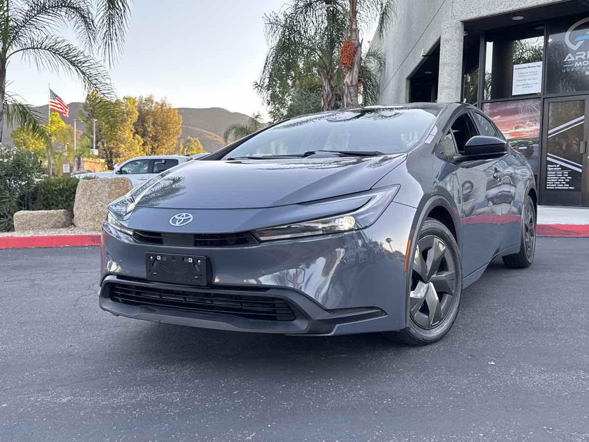 2024 Toyota Prius LE photo 2