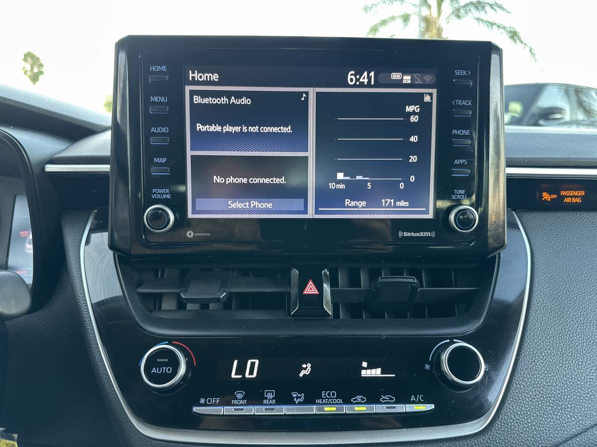 2022 Toyota Corolla LE photo 29