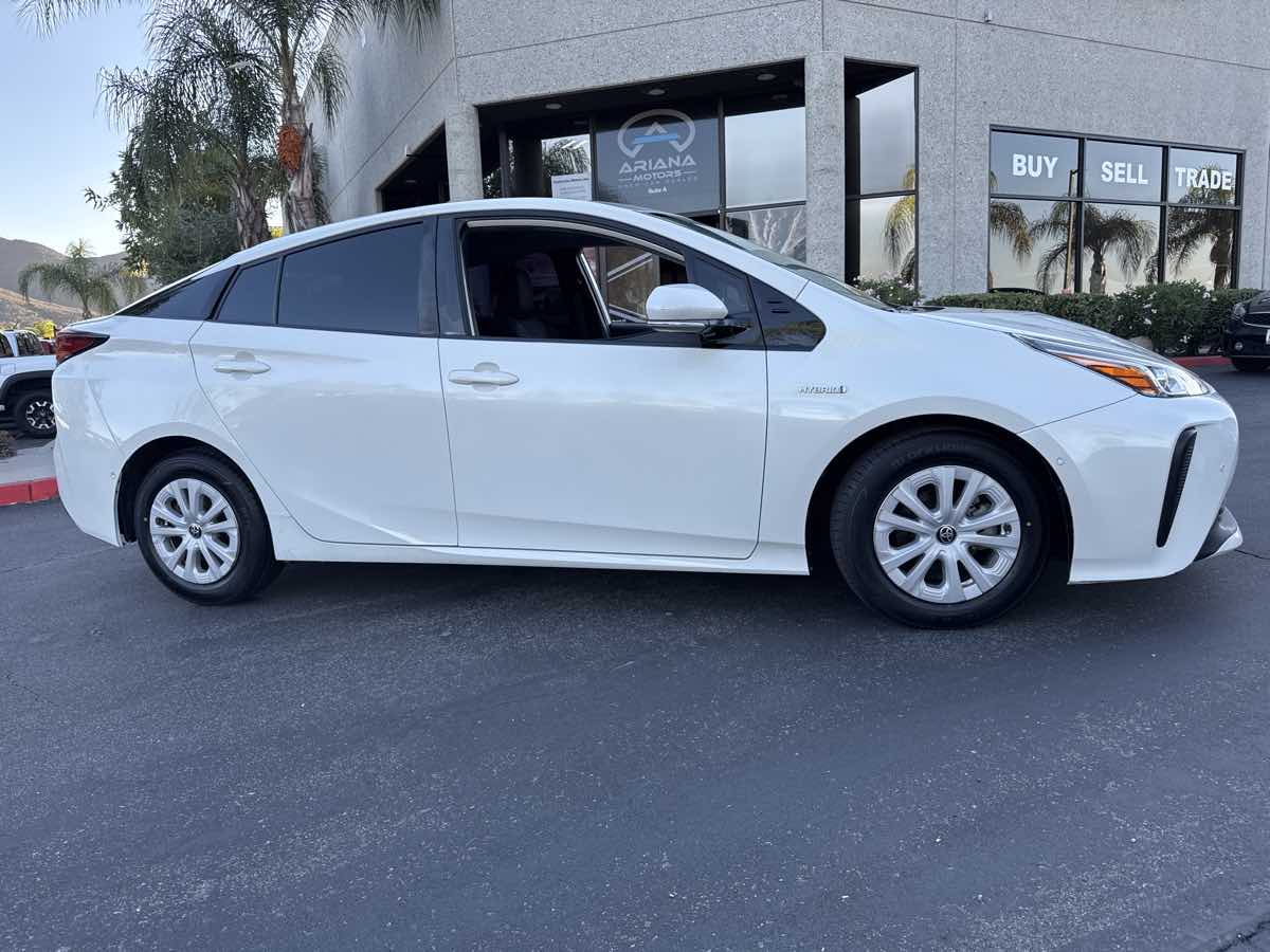 2019 Toyota Prius L Eco photo 17