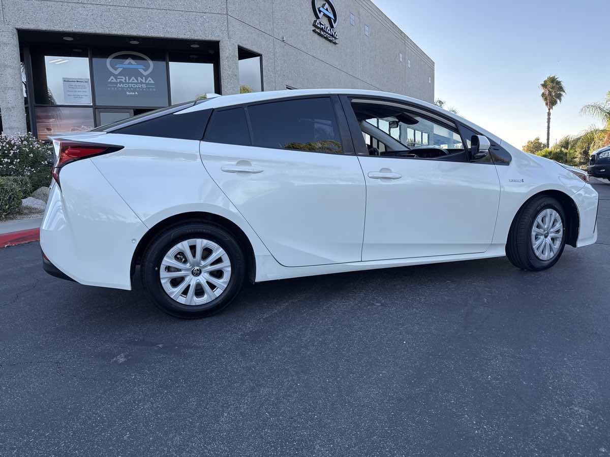 2019 Toyota Prius L Eco photo 9