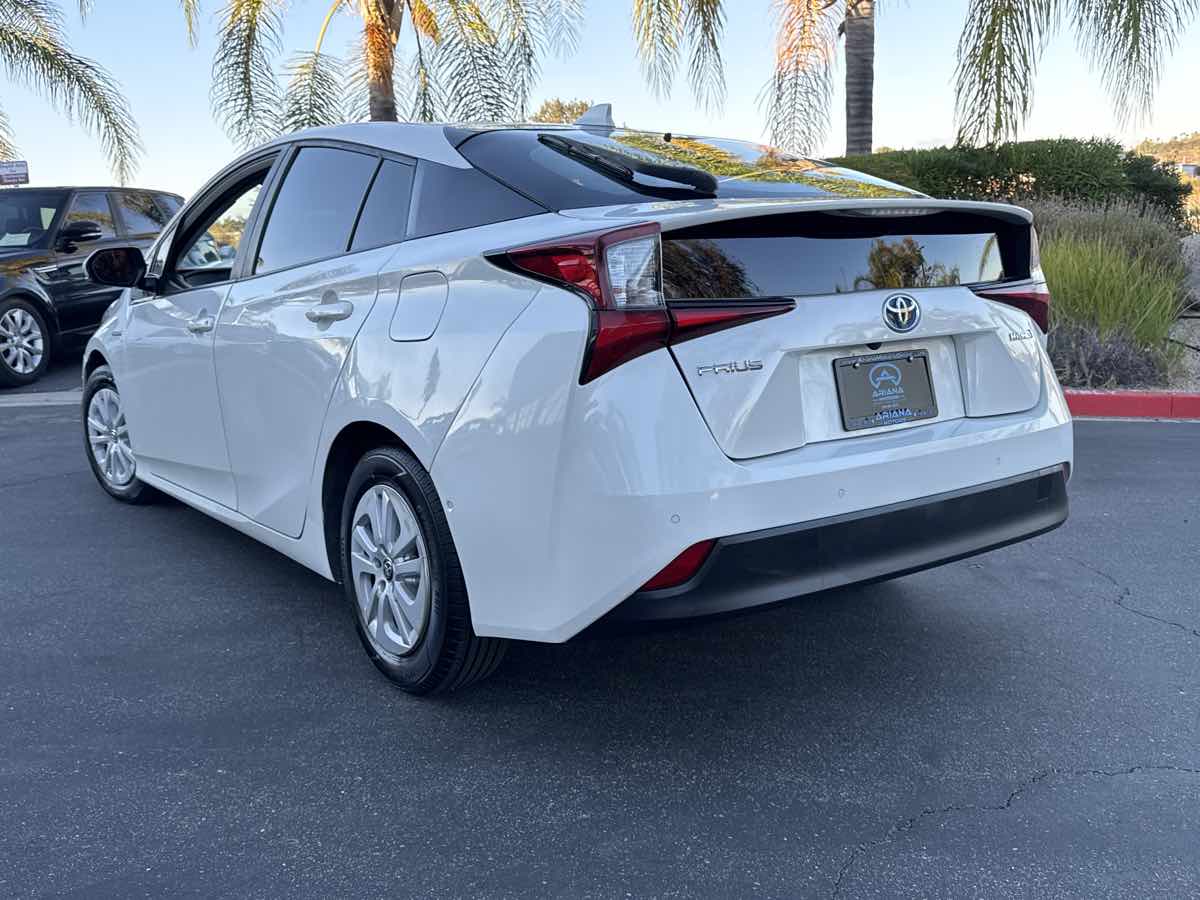 2019 Toyota Prius L Eco photo 3