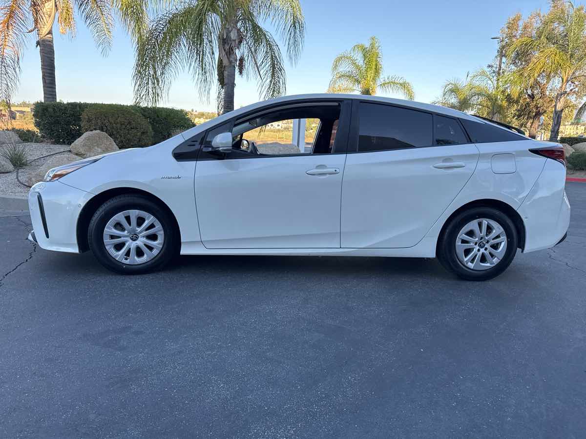 2019 Toyota Prius L Eco photo 11