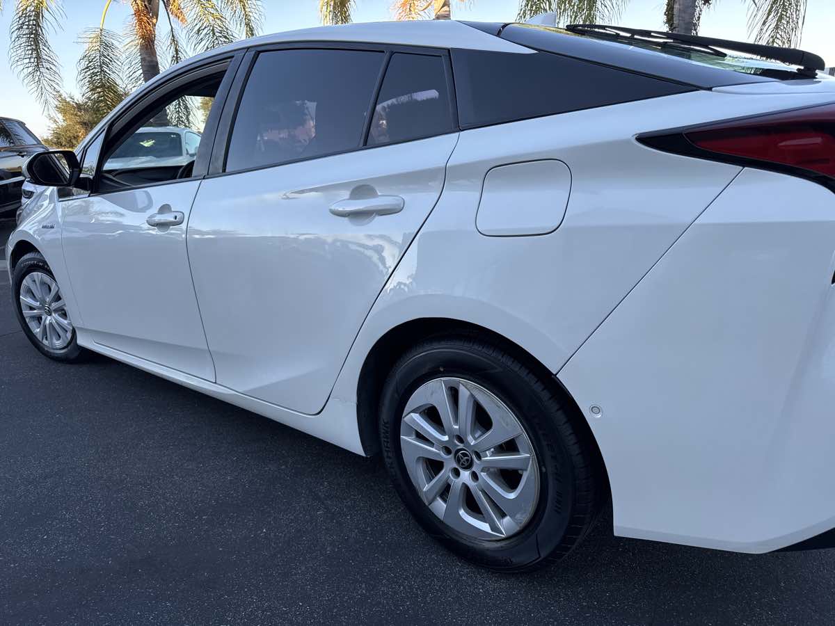 2019 Toyota Prius L Eco photo 13