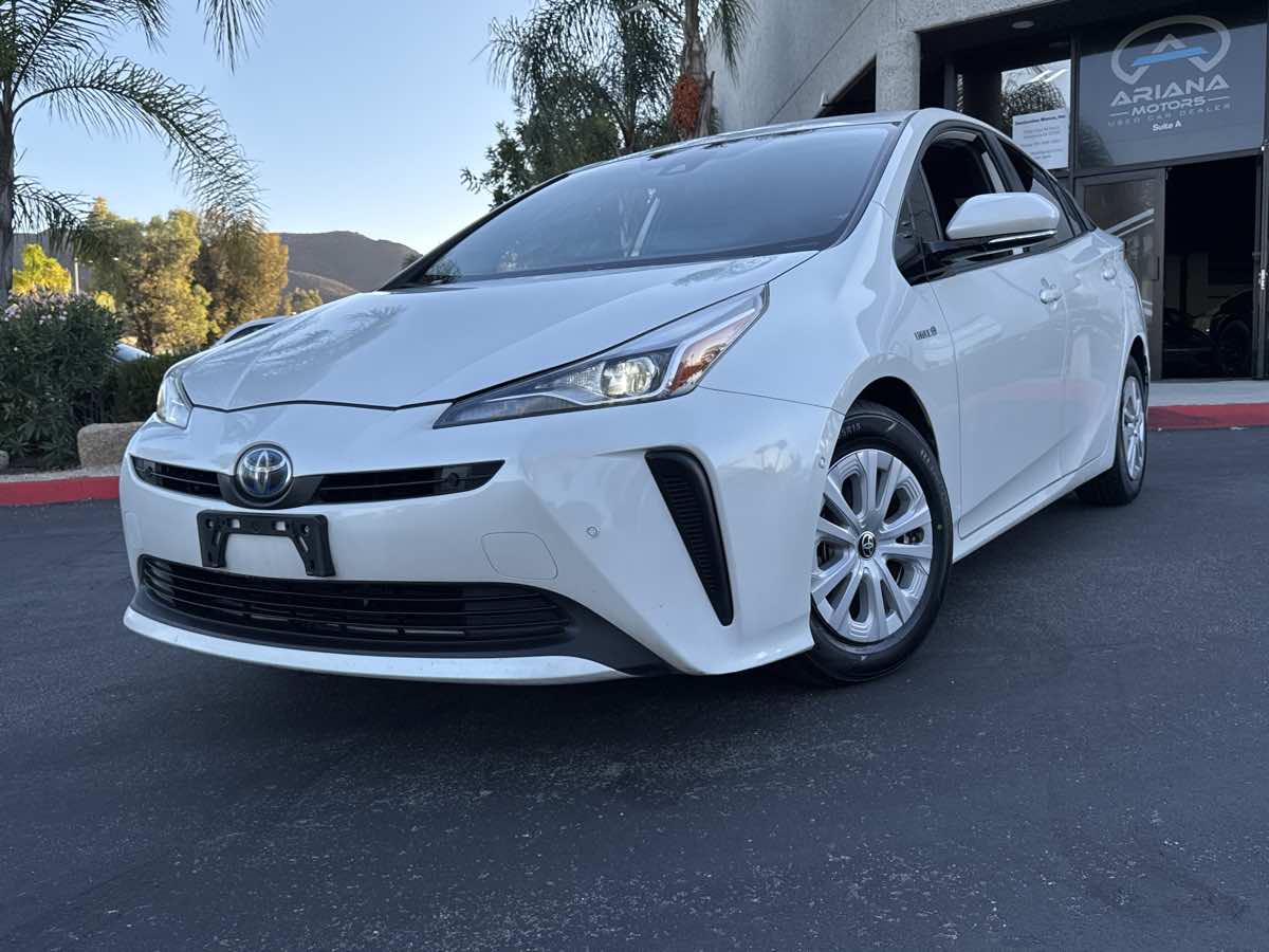 2019 Toyota Prius L Eco photo 2