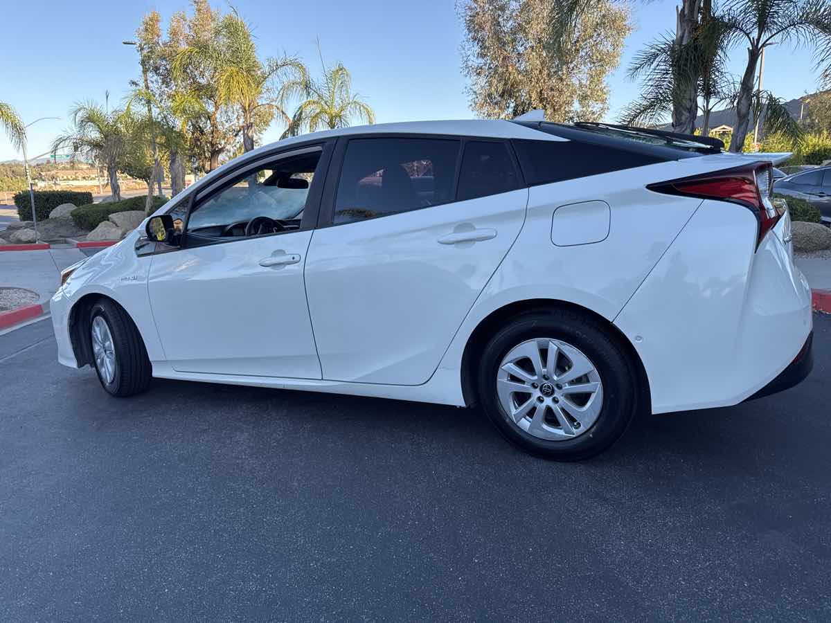 2019 Toyota Prius L Eco photo 18