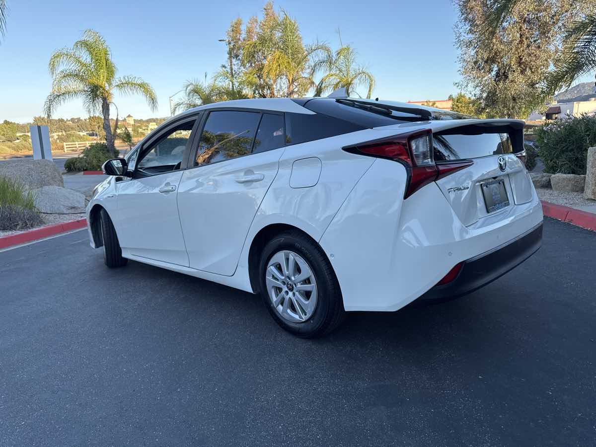 2019 Toyota Prius L Eco photo 19