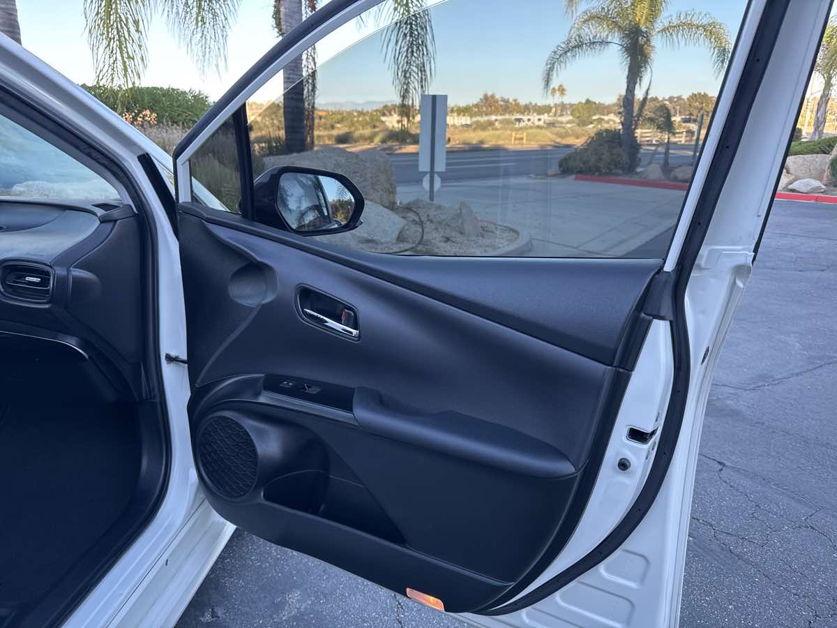 2019 Toyota Prius L Eco photo 28