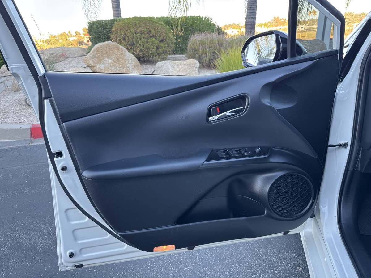 2019 Toyota Prius L Eco photo 31