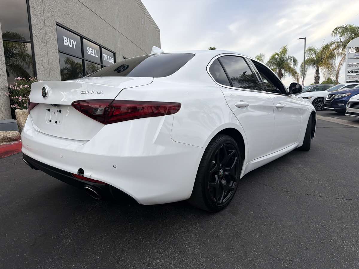 2019 Alfa Romeo Giulia photo 4