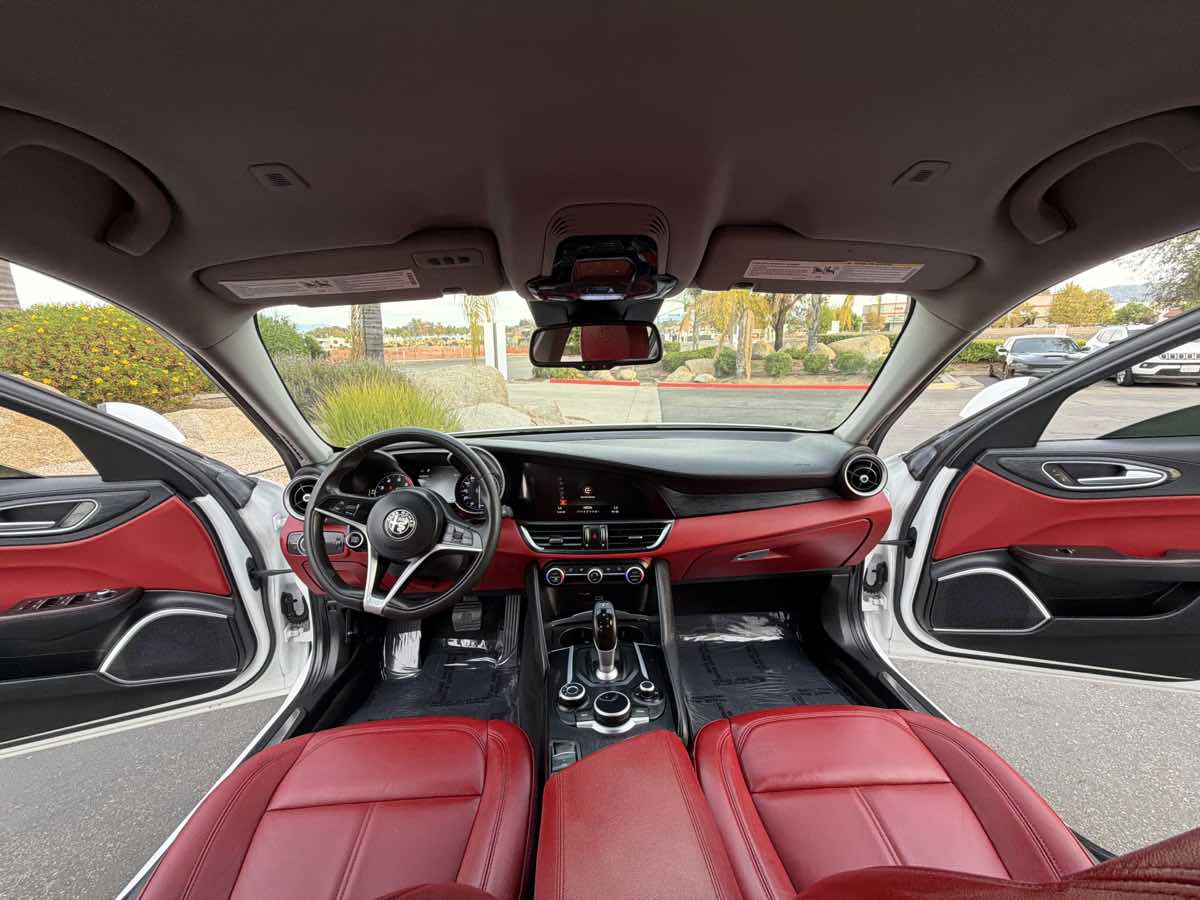 2019 Alfa Romeo Giulia photo 3