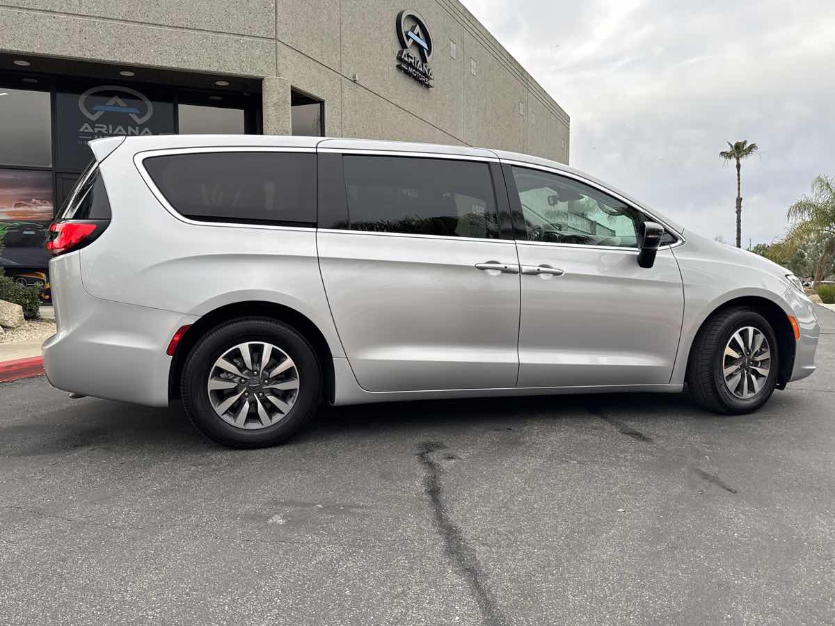 2024 Chrysler Pacifica PHEV Select - Photo 9