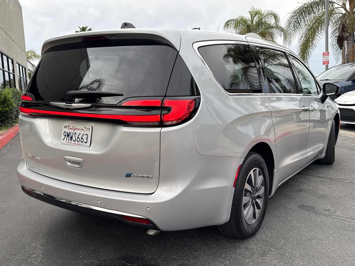 2024 Chrysler Pacifica PHEV Select - Photo 4