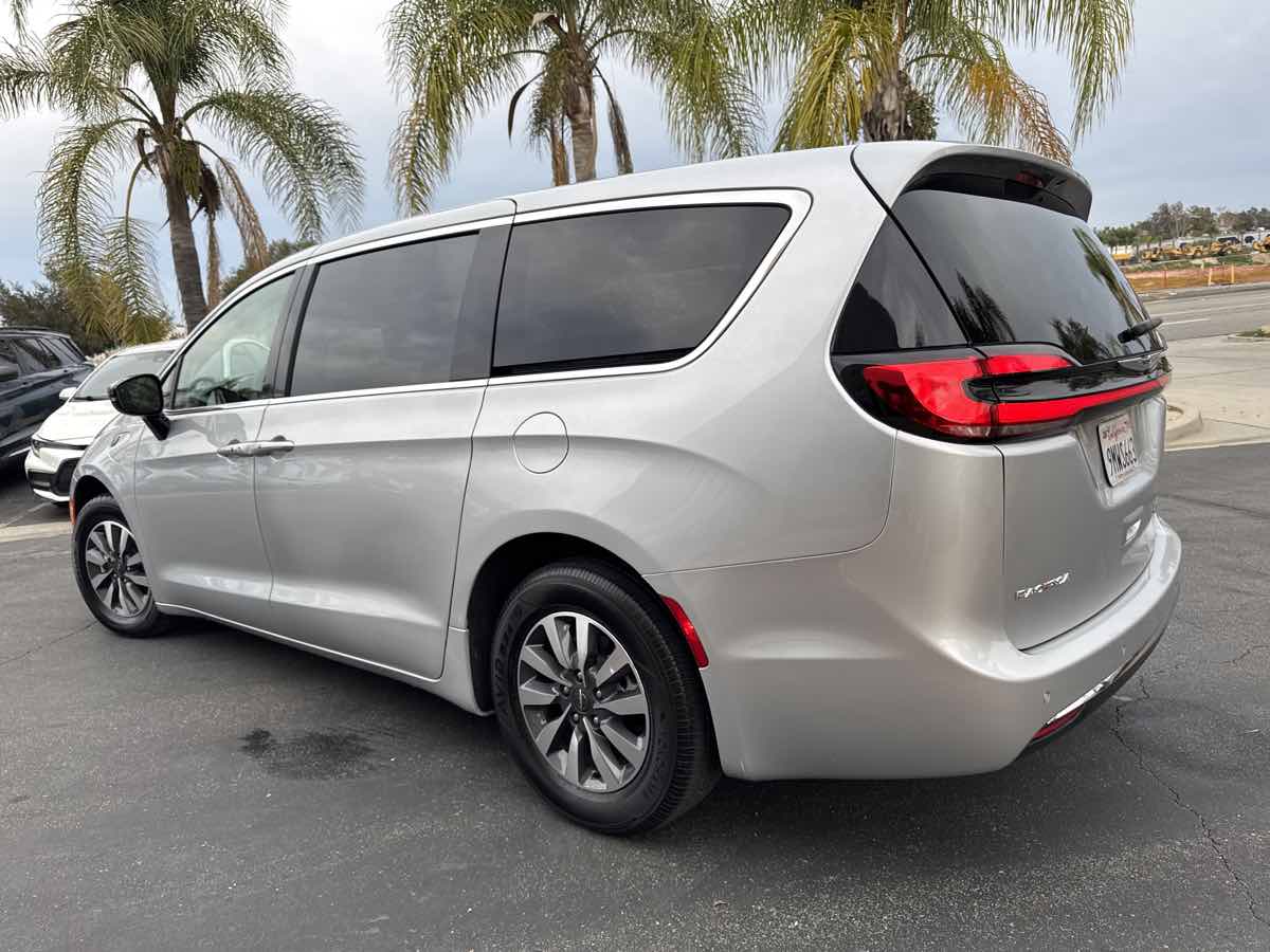 2024 Chrysler Pacifica PHEV Select - Photo 5