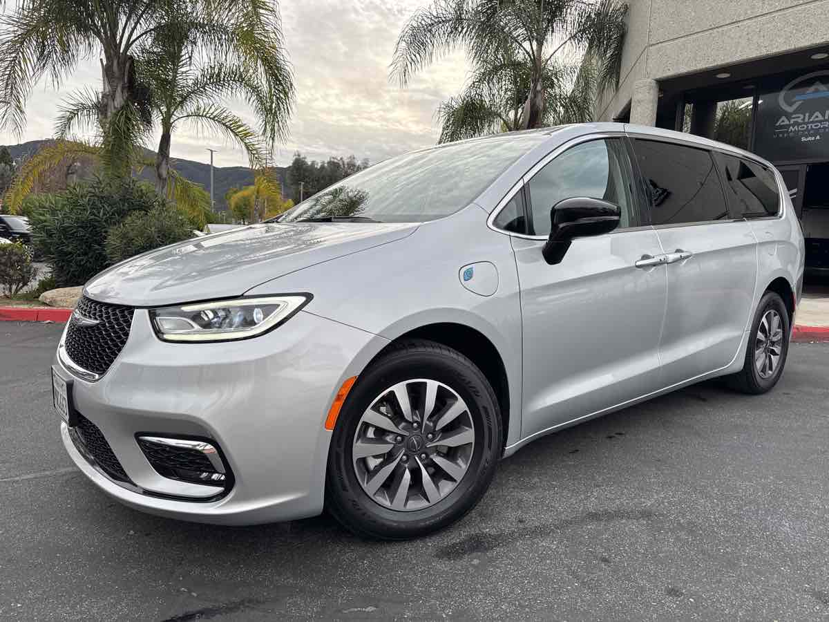 2024 Chrysler Pacifica PHEV Select - Photo 16