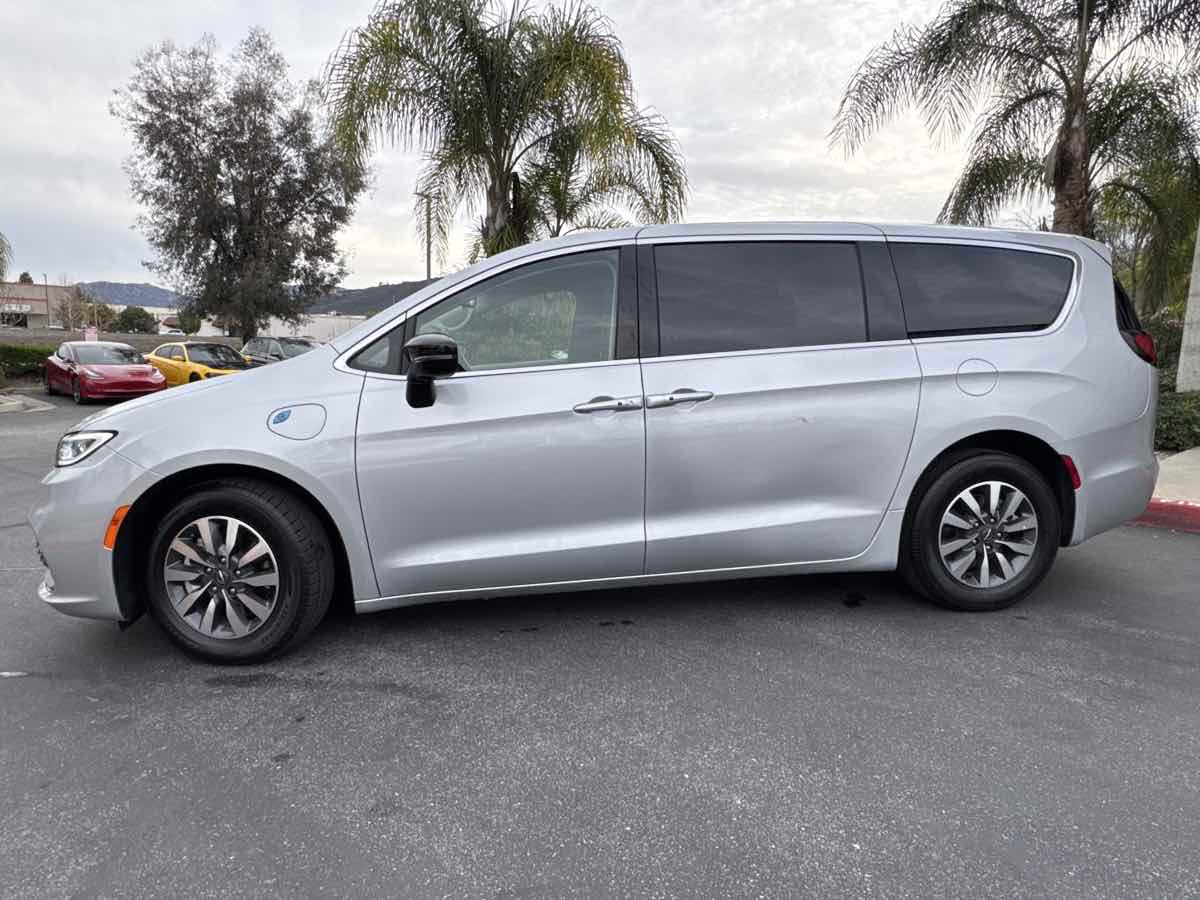 2024 Chrysler Pacifica PHEV Select - Photo 17