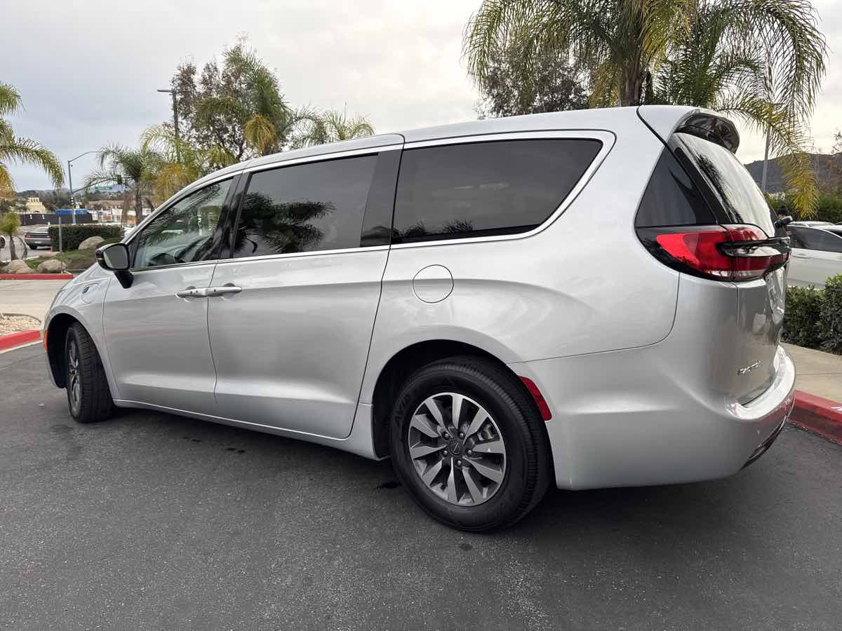2024 Chrysler Pacifica PHEV Select - Photo 10