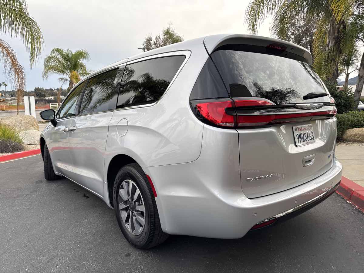 2024 Chrysler Pacifica PHEV Select - Photo 19