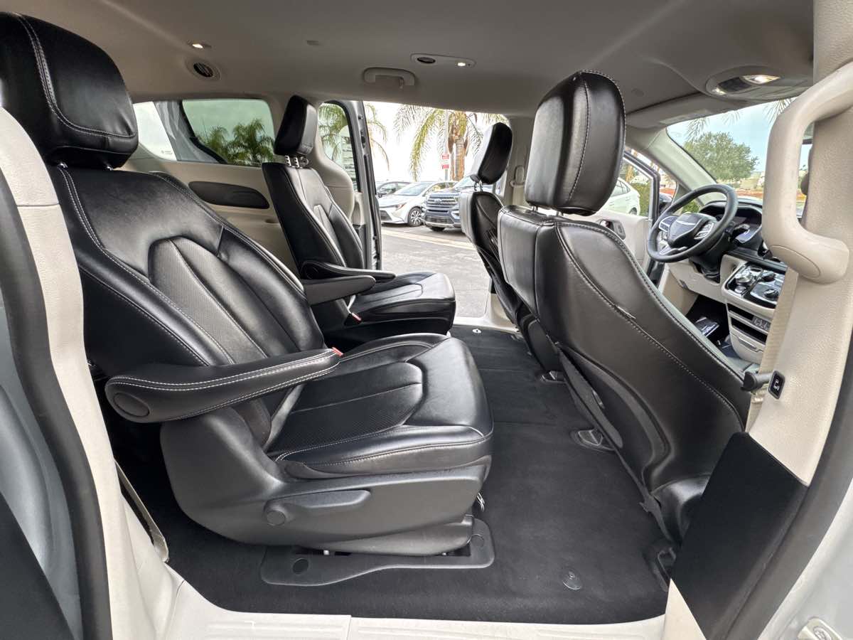 2024 Chrysler Pacifica PHEV Select - Photo 23