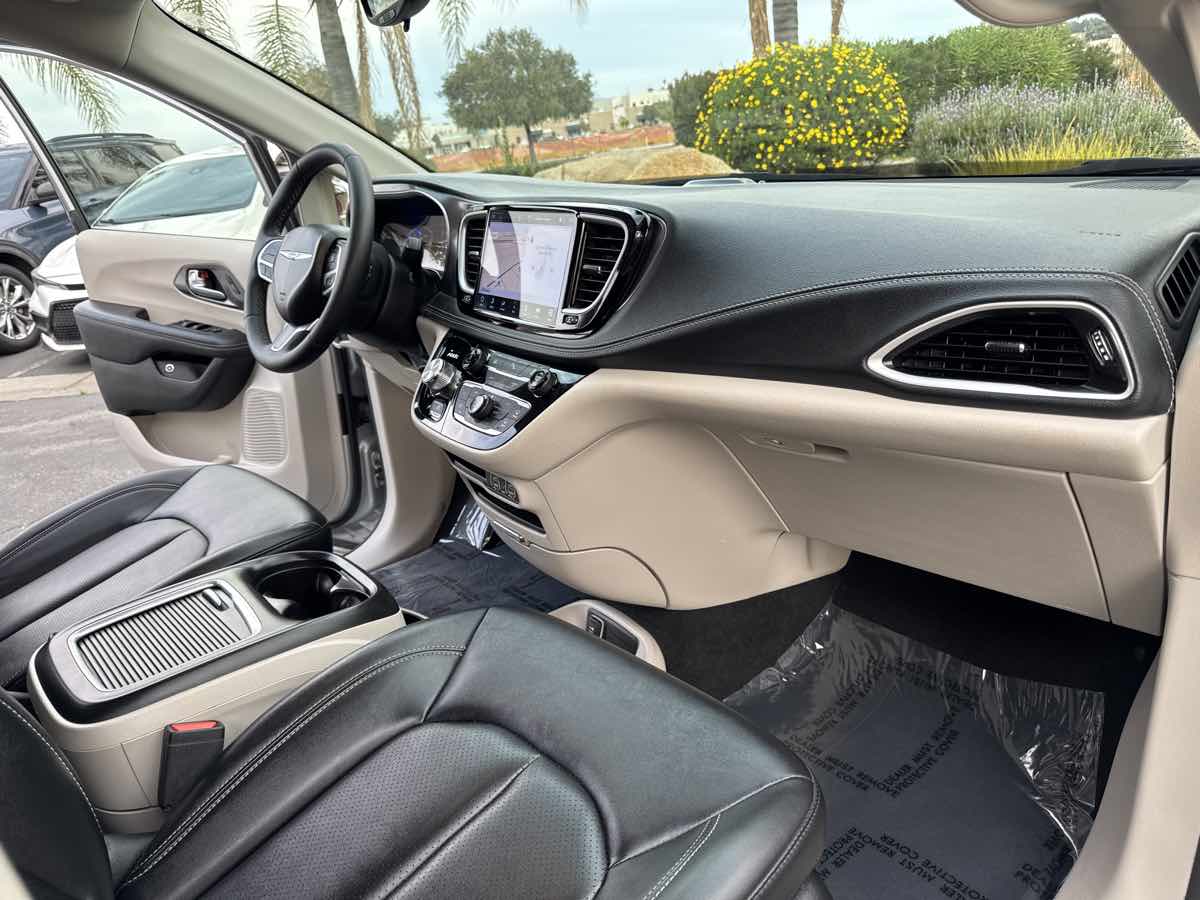 2024 Chrysler Pacifica PHEV Select - Photo 26
