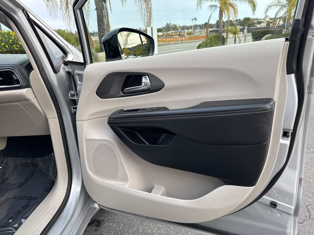 2024 Chrysler Pacifica PHEV Select - Photo 27