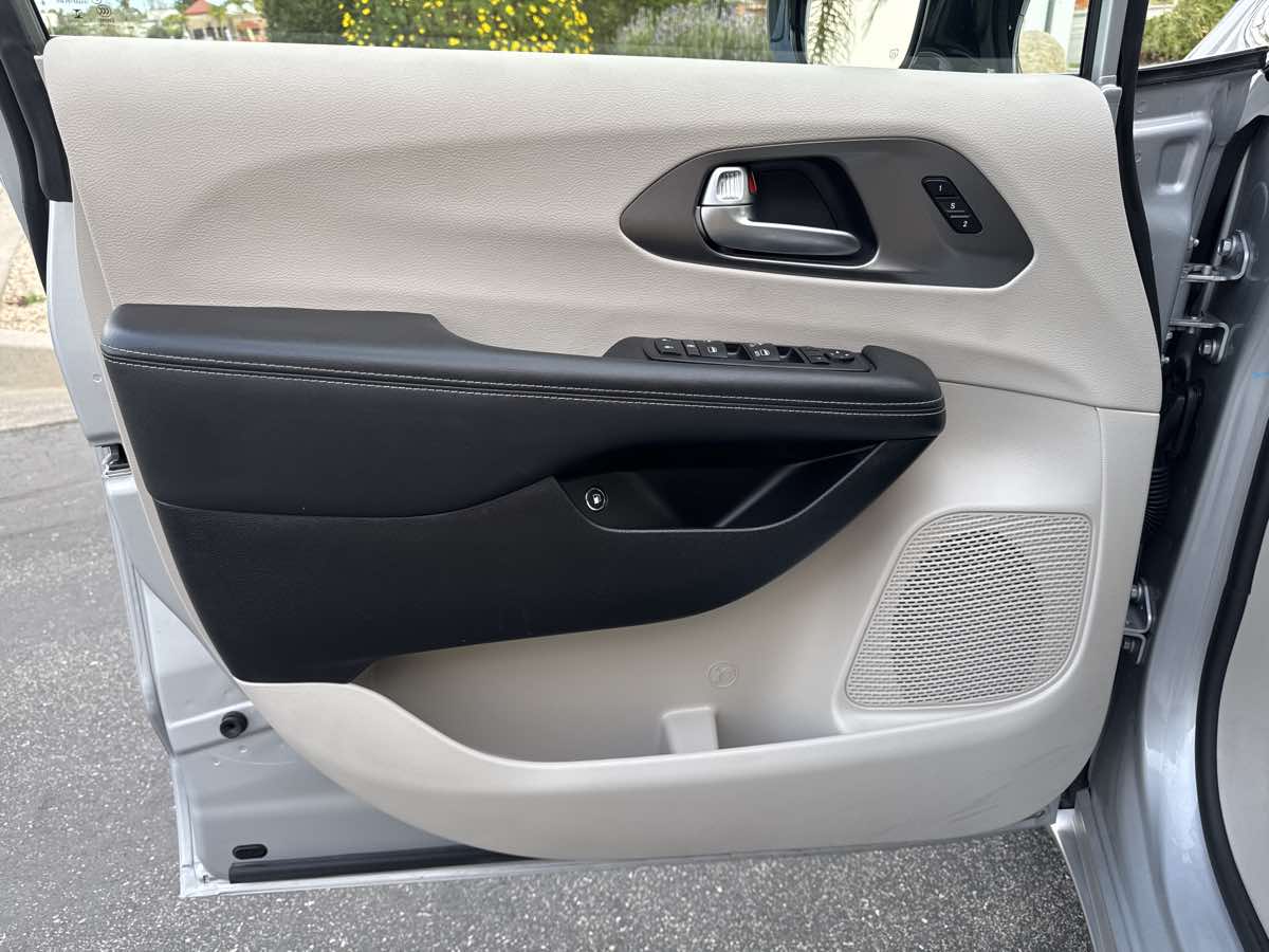 2024 Chrysler Pacifica PHEV Select - Photo 30