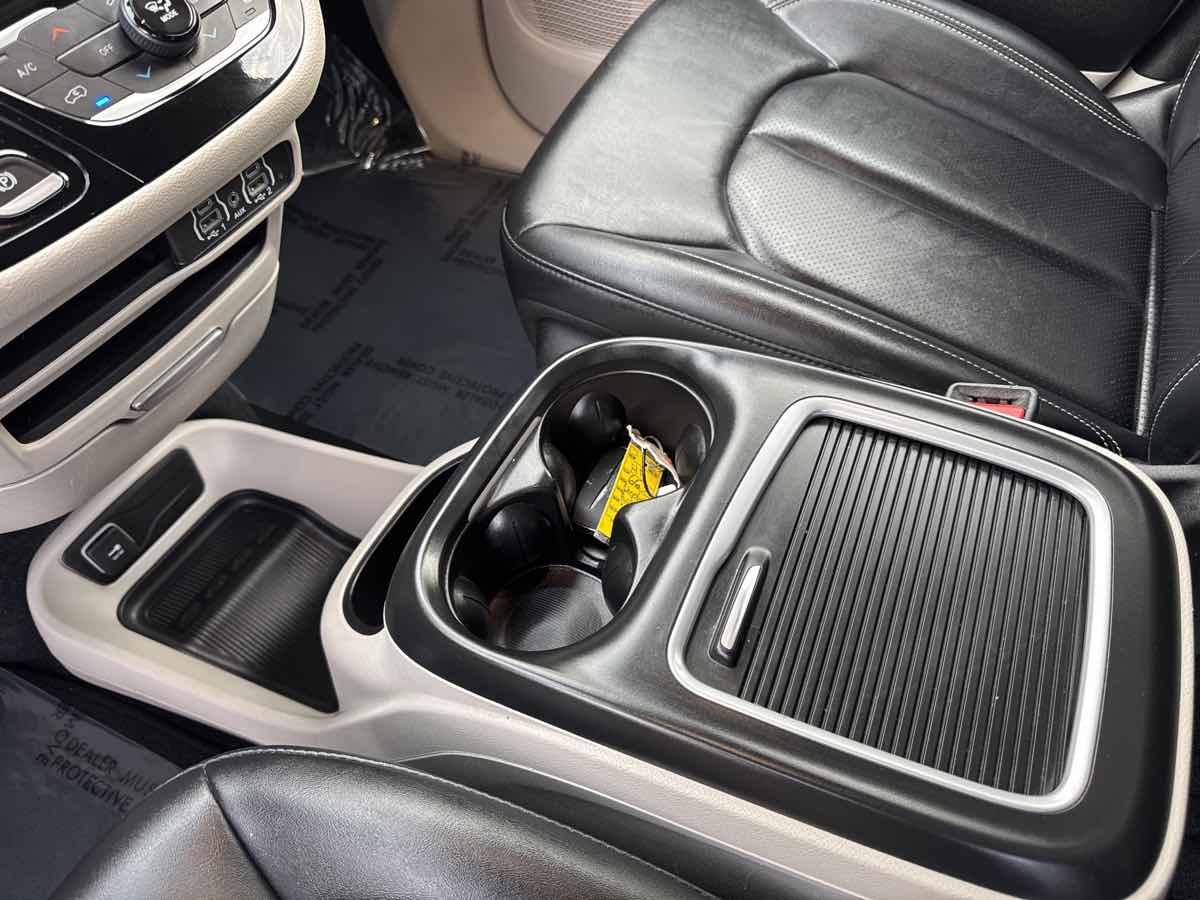 2024 Chrysler Pacifica PHEV Select - Photo 31