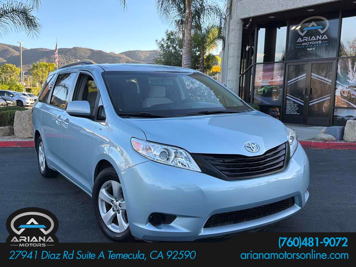 2015 Toyota Sienna LE AAS FWD photo