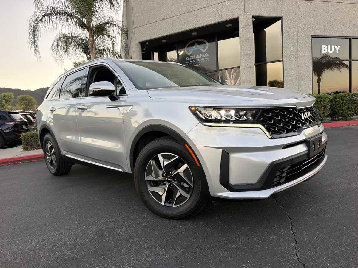 Photo 14 of this Kia Sorento Hybrid