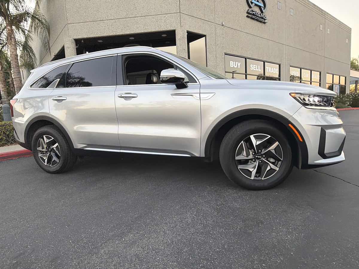 Photo 12 of this Kia Sorento Hybrid