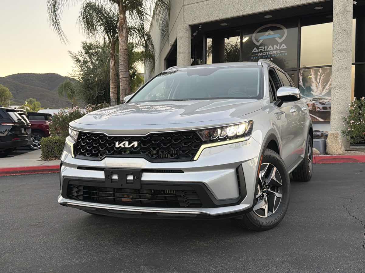 Photo 2 of this Kia Sorento Hybrid