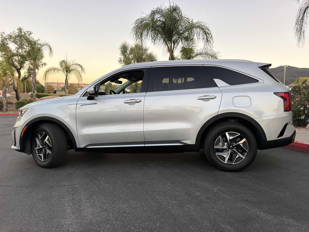Photo 8 of this Kia Sorento Hybrid
