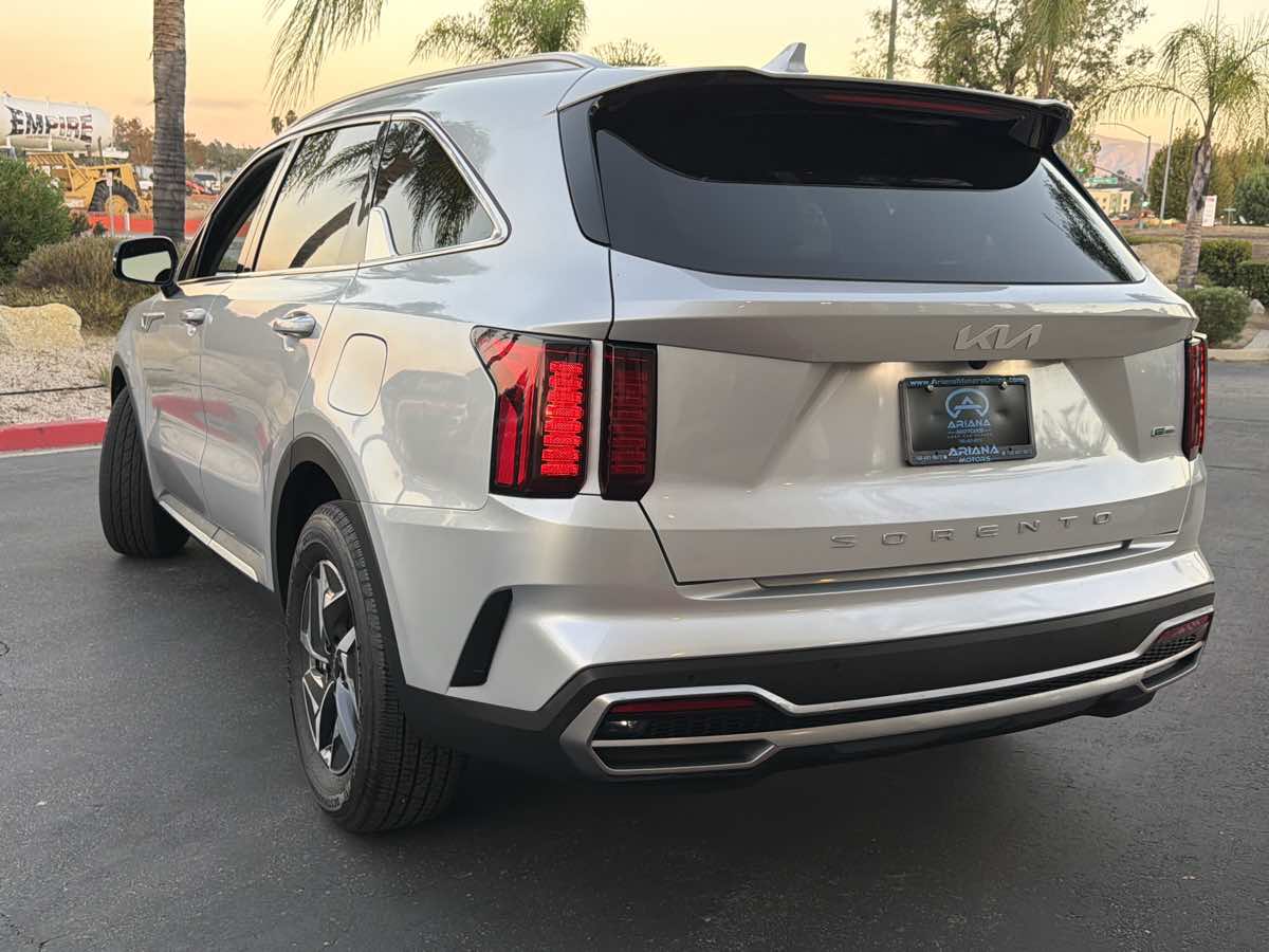 Photo 15 of this Kia Sorento Hybrid