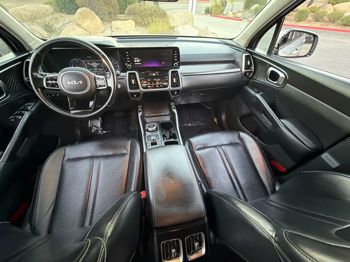 Photo 18 of this Kia Sorento Hybrid