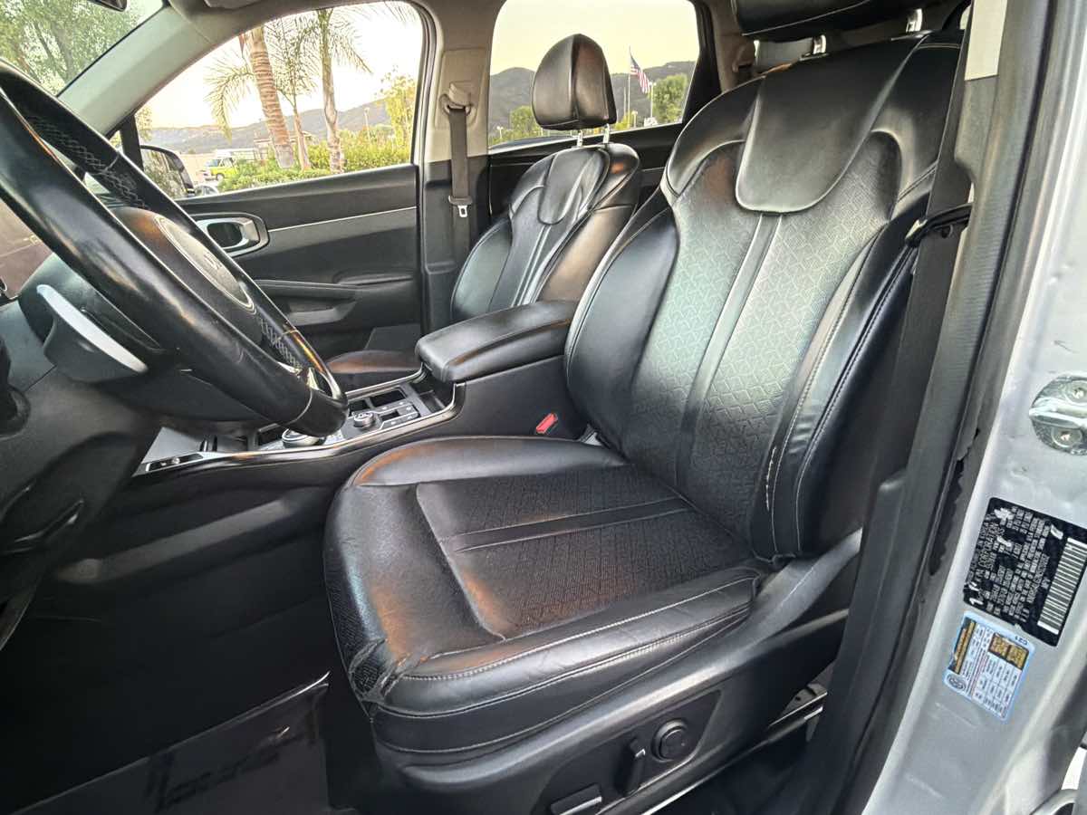 Photo 19 of this Kia Sorento Hybrid