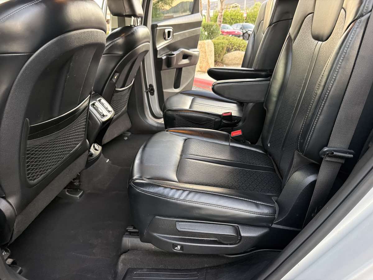 Photo 24 of this Kia Sorento Hybrid