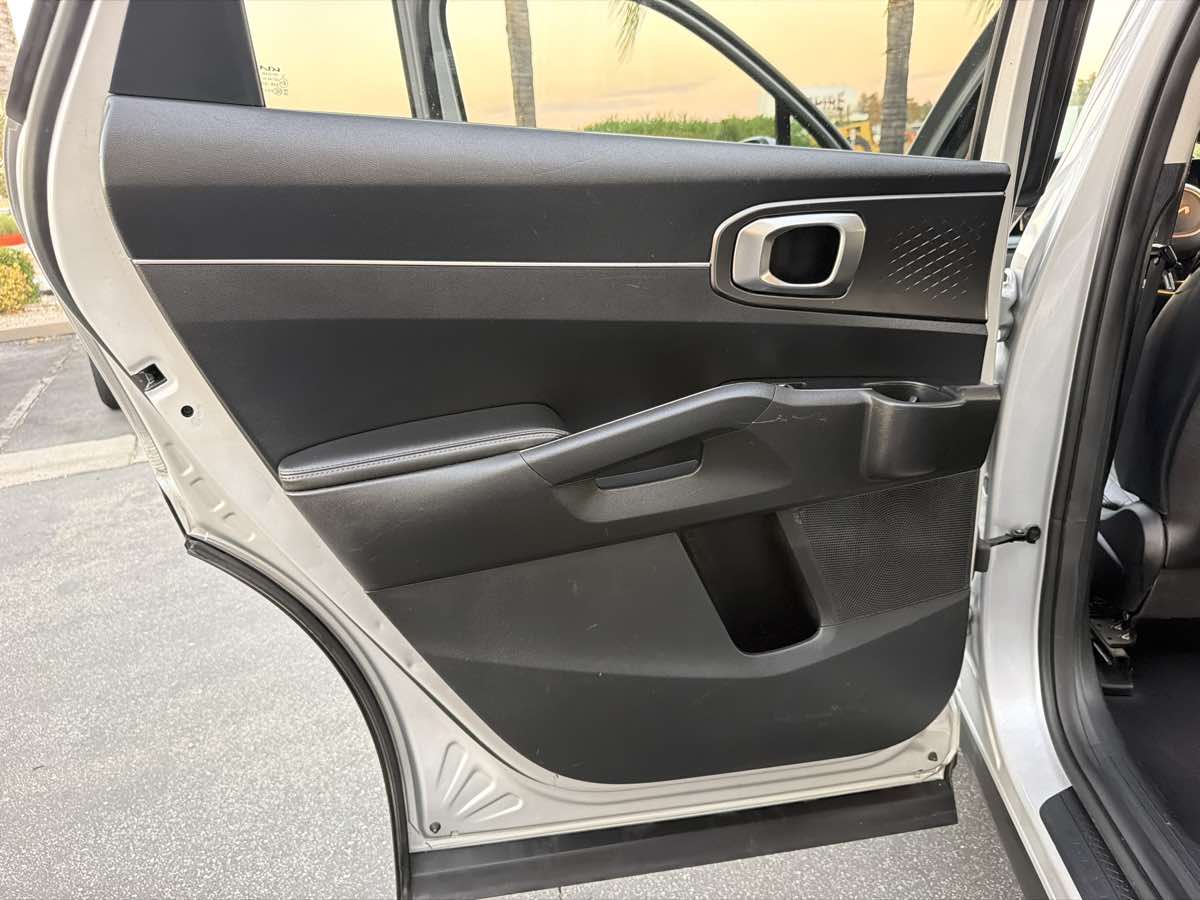 Photo 26 of this Kia Sorento Hybrid
