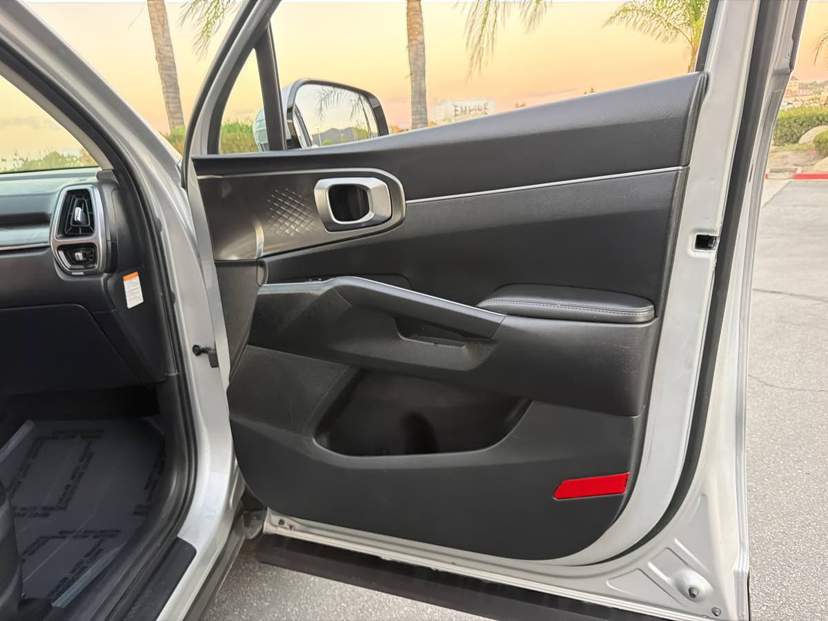 Photo 29 of this Kia Sorento Hybrid