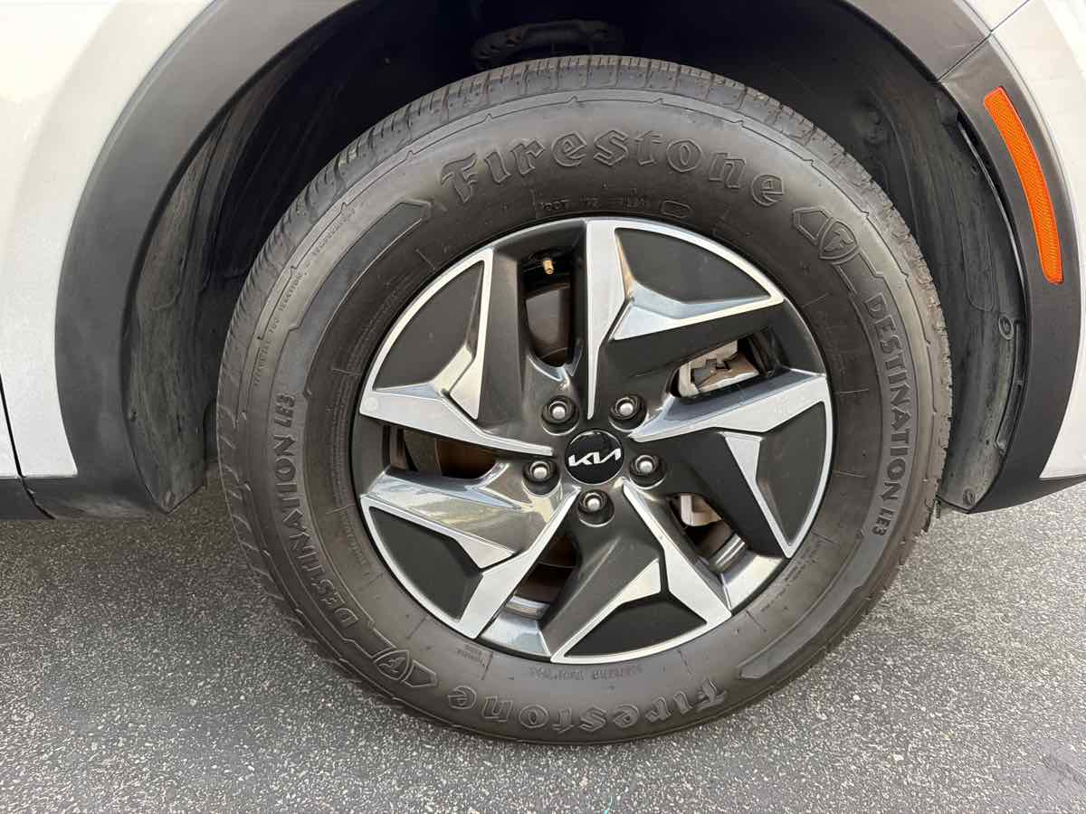 Photo 30 of this Kia Sorento Hybrid