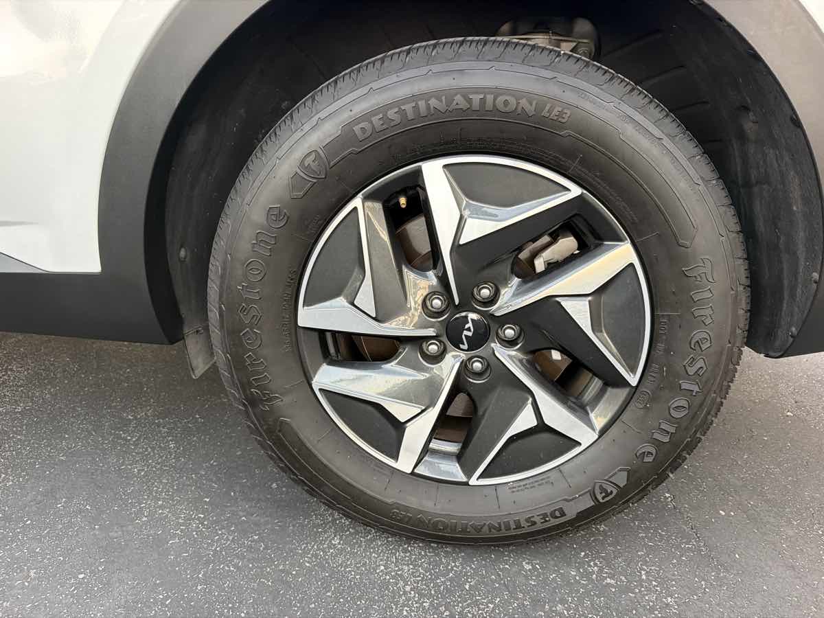 Photo 32 of this Kia Sorento Hybrid