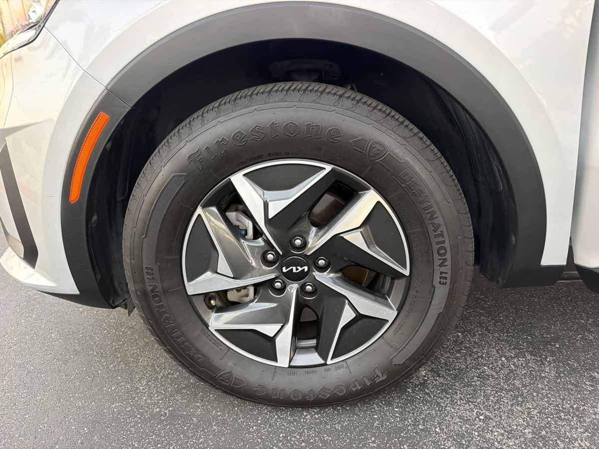 Photo 33 of this Kia Sorento Hybrid