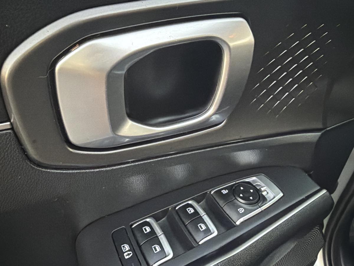 Photo 34 of this Kia Sorento Hybrid