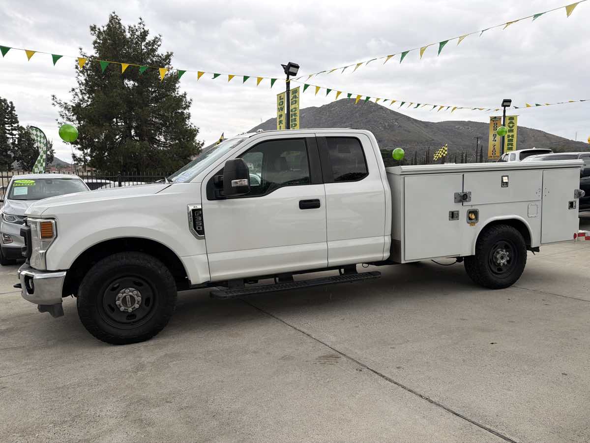 2020 Ford F-350 Super Duty Chassis Cab XL - Photo 2