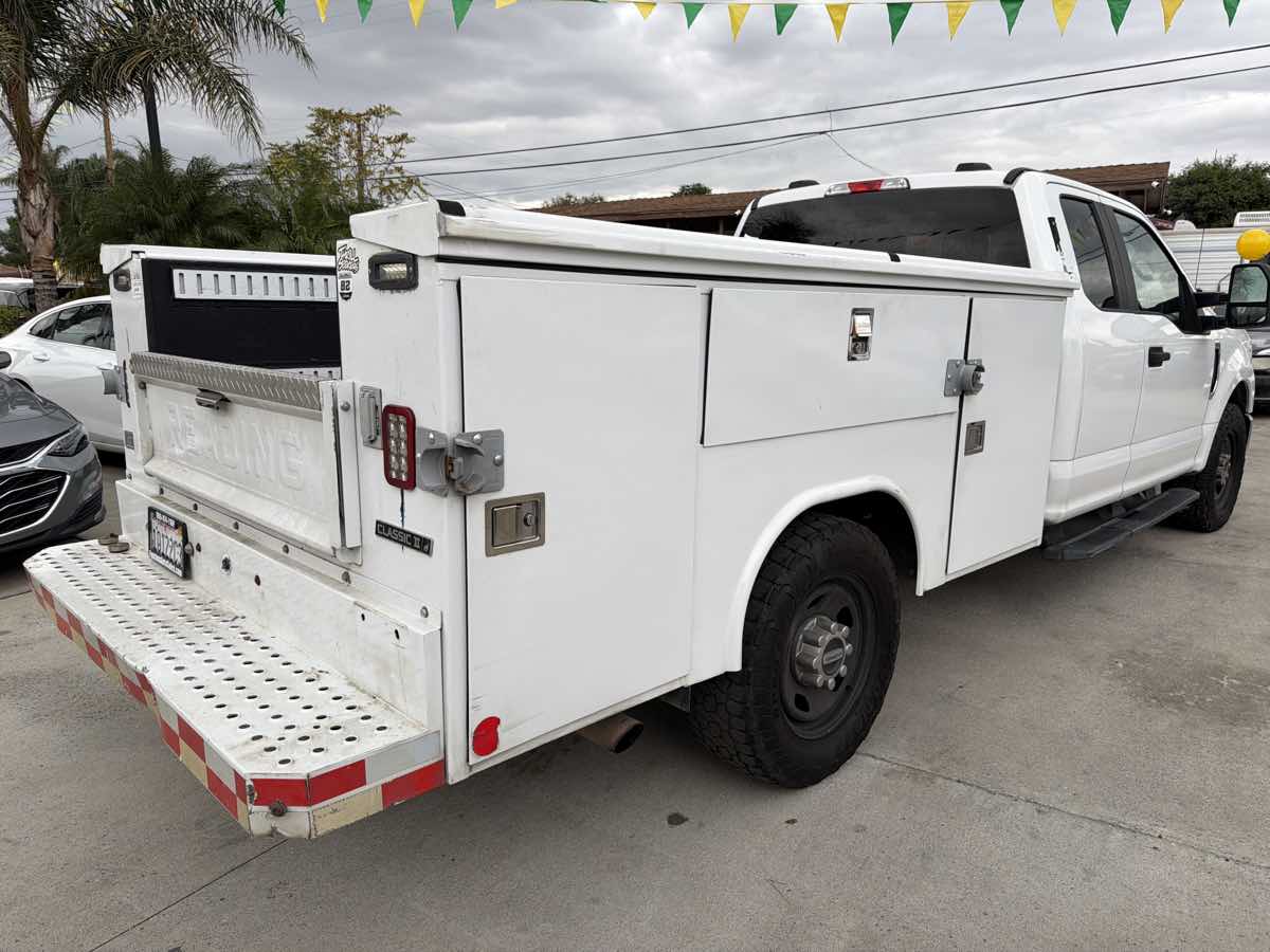 2020 Ford F-350 Super Duty Chassis Cab XL - Photo 4