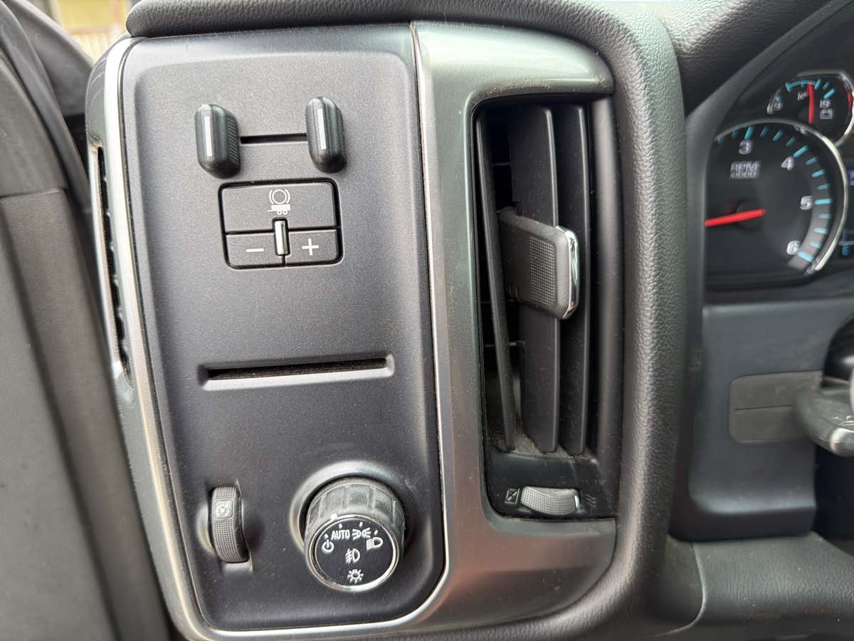 Chevrolet Silverado photo 11