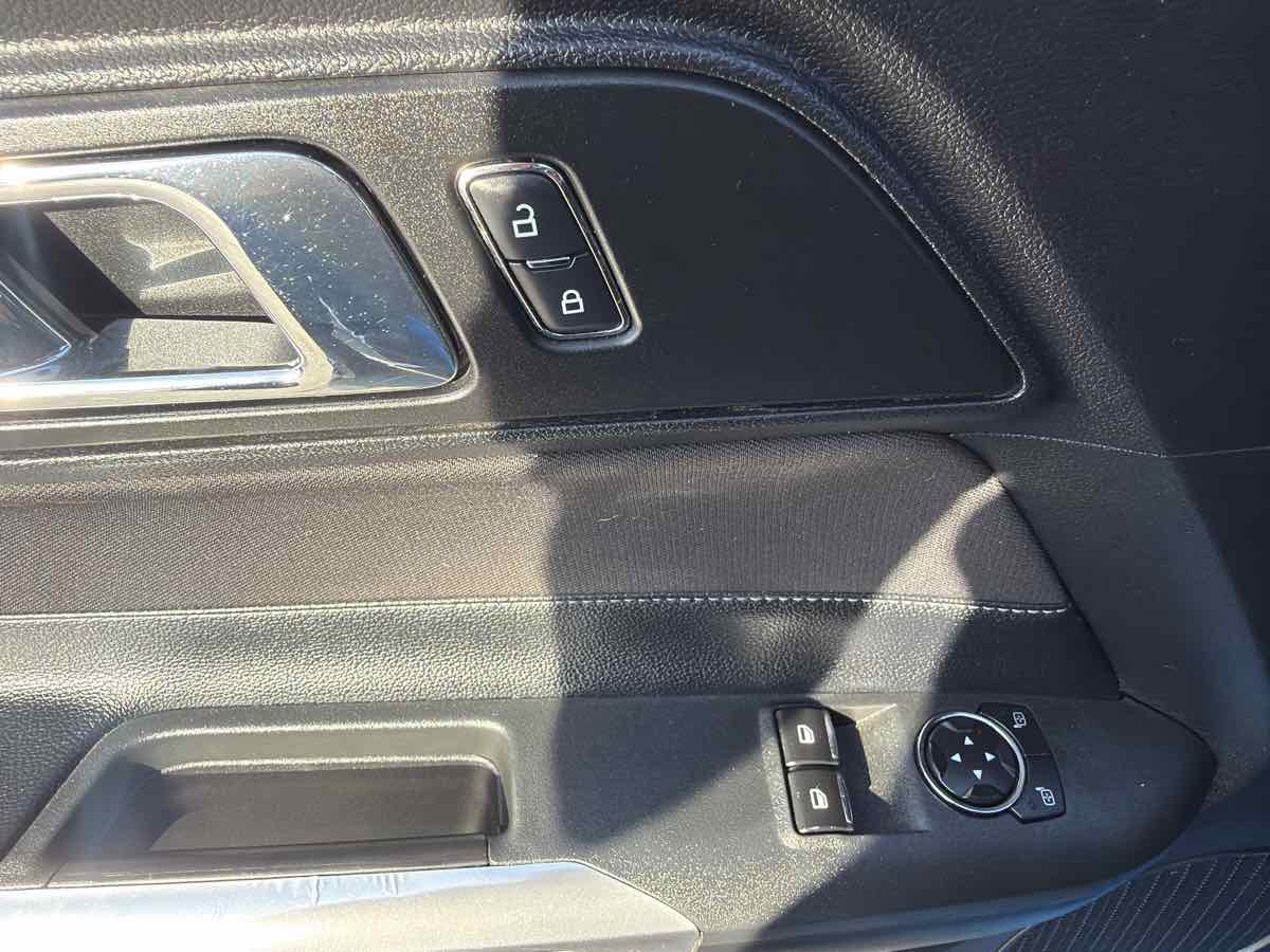 Ford Mustang photo 11